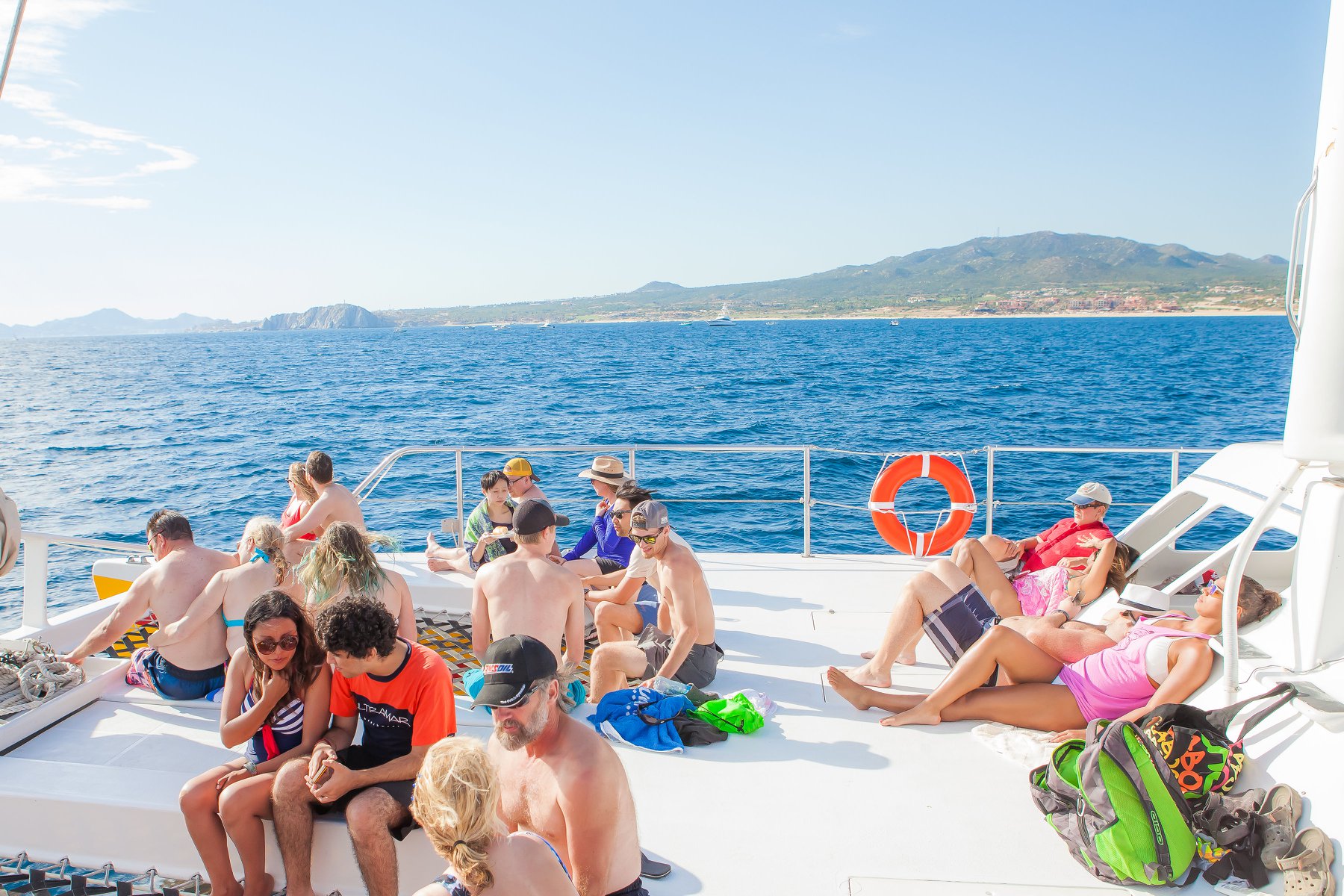 Tropicat Catamaran con Jazz y Vino desde Los Cabos