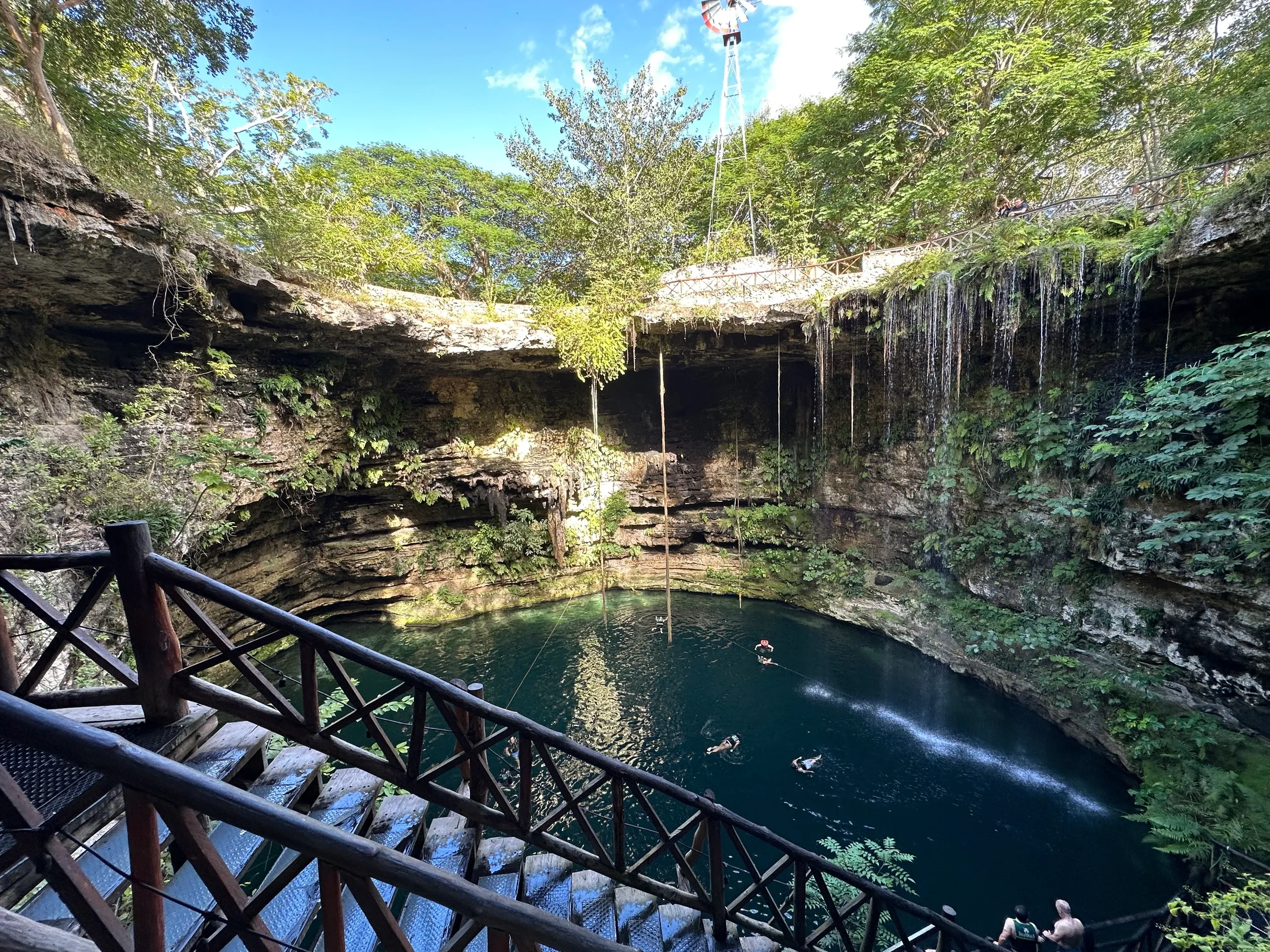 Deluxe Chichen Itza Tour, Cenote Samaal y Valladolid con bebidas abordo 