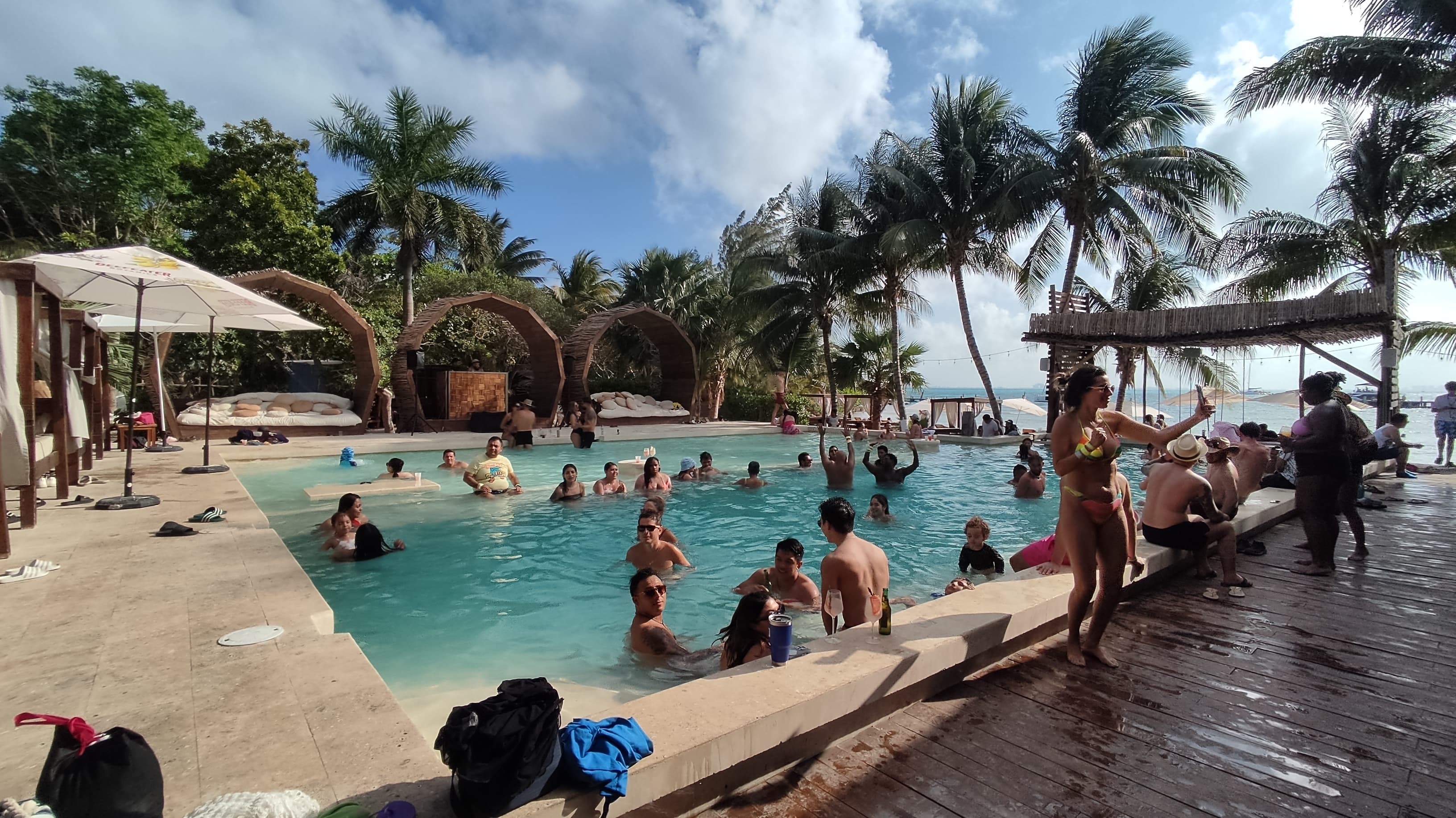 Isla Mujeres Catamaran ¡Club de Playa  con Alberca y Buffet! Caribe Golden 